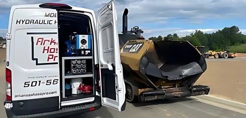 長野県で活動するホース屋のサービスカーが工事現場に直行し、油圧ショベルの油圧ホースを点検・修理している様子