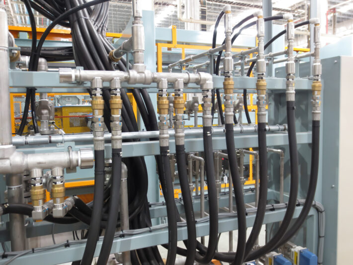 工場設備・産業機械の油圧ホース修理に対応可能な油圧プレス機や射出成形機などの写真